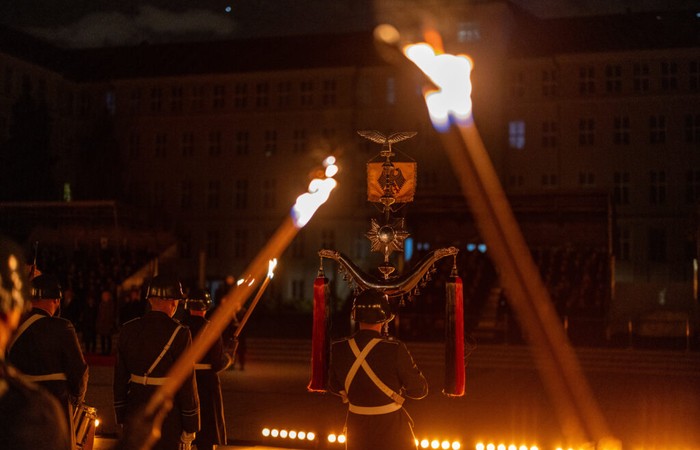 Großer Zapfenstreich: Minister Pistorius ehrt UniBw Hamburg und München